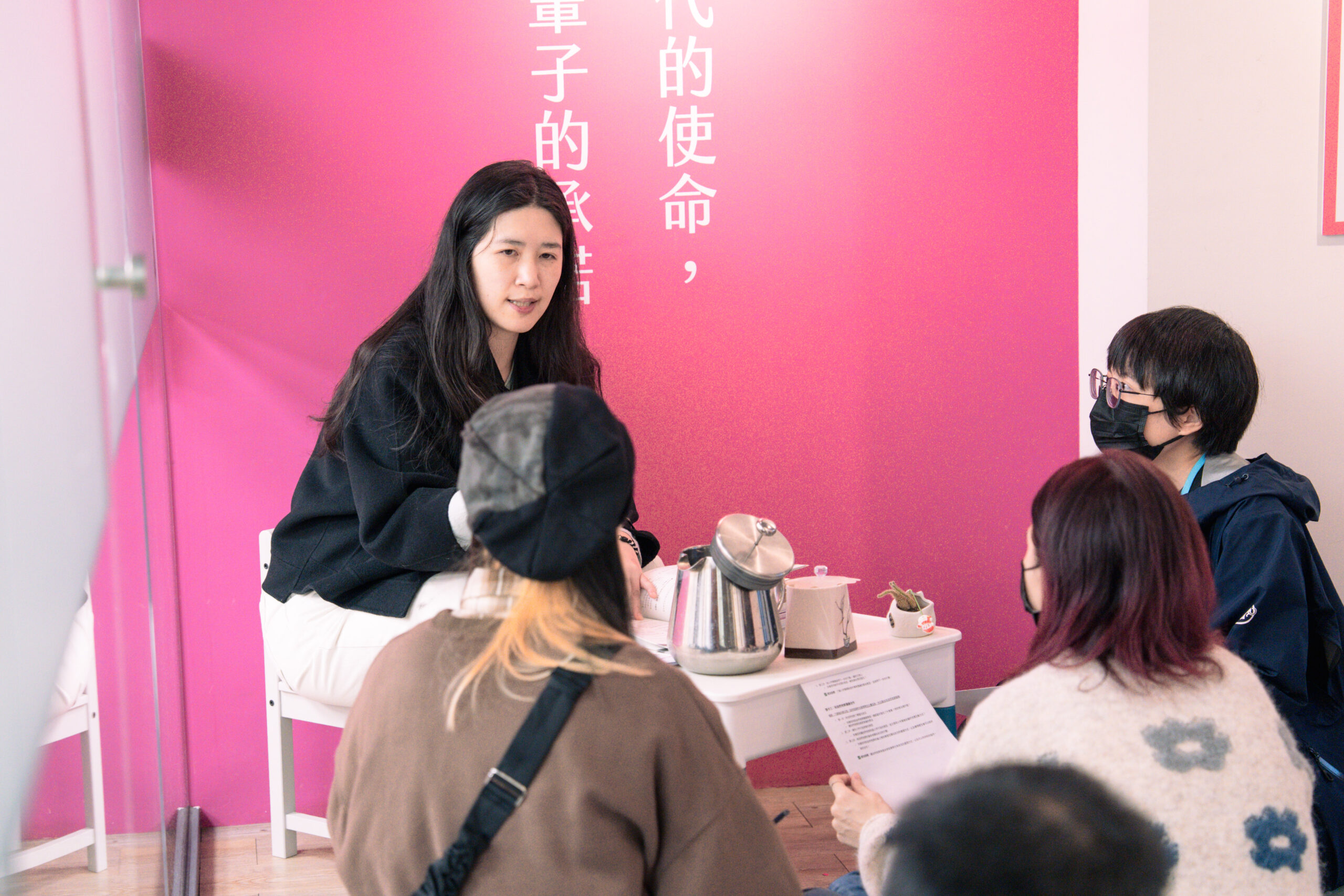 參與者進行教育情境闖關遊戲